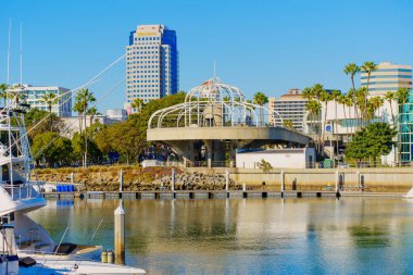 Long Beach, California - 15 Ocak 2025 Long Beach 'teki Asansör Yapısı Rıhtımı