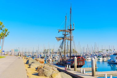 Long Beach, California - 15 Ocak 2025: Long Beach Korsan Gemisi ve Marina Yolu