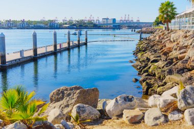 Long Beach, California - 15 Ocak 2025 Long Beach Marina boyunca Sakin Sular