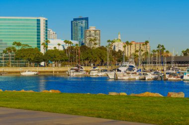 Long Beach, California - 15 Ocak 2025 Long Beach Marina Tekneleri ve Kentsel Skyline