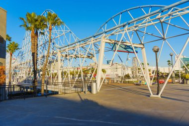 Long Beach, California - 15 Ocak 2025: Pike Outlet 'e Giden Çelik Çelik Çerçeve