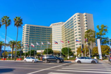Los Angeles, Kaliforniya - 6 Ocak 2025: Los Angeles Sheraton Oteli Trafik ve Palm Trees