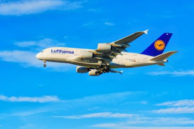 Los Angeles, Kaliforniya - 6 Ocak 2025: Lufthansa Airbus A380, Canlı Mavi Gökyüzüne Karşı Uçuş