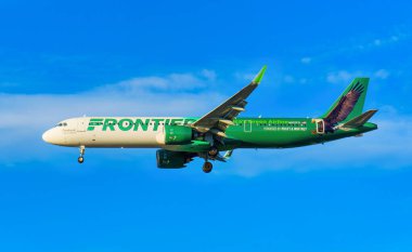 Los Angeles, California - 6 Ocak 2025: Frontier Airlines Uçak Parlak Gökyüzüne Karşı Uçuyor