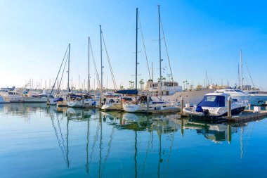 Los Angeles, Kaliforniya - 17 Aralık 2024: Çok sayıda yelkenli ve sürat teknesi Marina del Rey 'deki Sakin Limana yanaştı