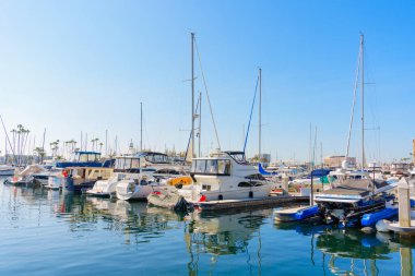 Los Angeles, Kaliforniya - 17 Aralık 2024: Açık Mavi Gökler Altında Marina del Rey 'de demirli tekneler