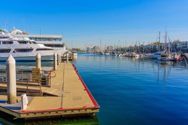 Los Angeles, Kaliforniya - 17 Aralık 2024 Marina del Rey 'deki Rıhtım ve Lüks Yat