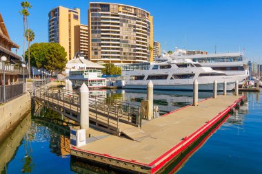 Los Angeles, California - 17 Aralık 2024: Marina del Rey 'deki Modern Marina Rıhtımı