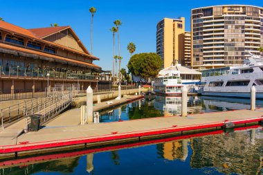 Los Angeles, California - 17 Aralık 2024: Modern İnşaat ve Rıhtımlarla Sahne Marina Manzarası