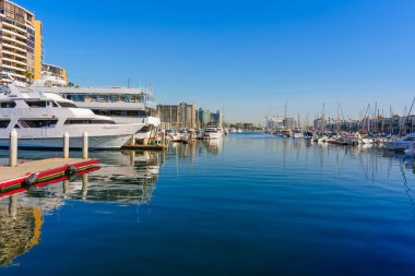 Los Angeles, Kaliforniya - 17 Aralık 2024: Marina del Rey 'deki Sakin Sular