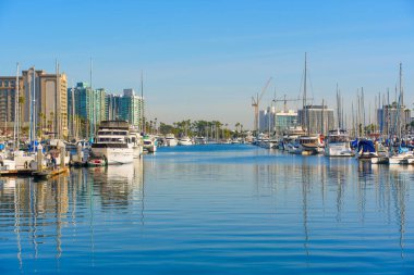 Los Angeles, California - 17 Aralık 2024: Marina del Rey View with Boats and City Skyline
