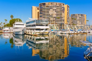 Los Angeles, Kaliforniya - 17 Aralık 2024 Marina del Rey 'deki Marina City Kuleleri