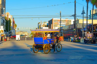 Los Angeles, Kaliforniya - 18 Aralık 2024 Venedik Plajında Renkli Çocuk Taksisi