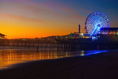 Los Angeles, California - 18 Aralık 2024: Santa Monica Pier Ferris Wheel Sunset