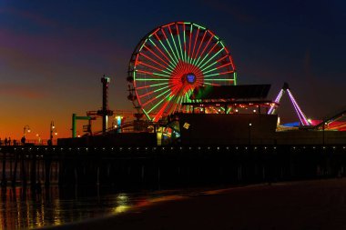 Los Angeles, California - 18 Aralık 2024: Santa Monica Pier Ferris Wheel Gece Işığı Altında