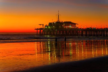 Los Angeles, Kaliforniya - 18 Aralık 2024: Santa Monica İskelesinde Renkli Günbatımı