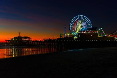 Los Angeles, California - 18 Aralık 2024: Aydınlatılmış Santa Monica Pier Ferris Wheel at Night