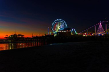 Los Angeles, Kaliforniya - 18 Aralık 2024: Santa Monica İskelesinde Renkli Gece Sahnesi