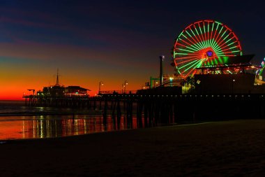 Los Angeles, California - 18 Aralık 2024: Vibrant Santa Monica Rıhtımı Ferris Wheel Lights