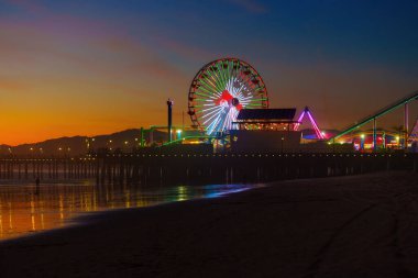 Los Angeles, Kaliforniya - 18 Aralık 2024: Santa Monica İskele Lunaparkındaki Gece Işıkları
