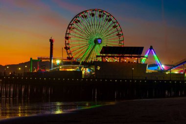 Los Angeles, Kaliforniya - 18 Aralık 2024: Santa Monica İskelesindeki Pasifik Park 'ın canlı gece görüntüsü