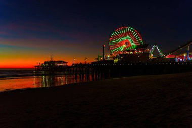 Los Angeles, California - 18 Aralık 2024: Santa Monica İskelesi 'nin Aydınlatılmış Dönme Dolabı