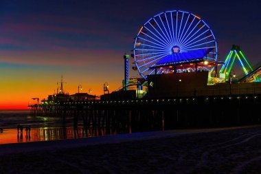 Los Angeles, California - 18 Aralık 2024: Renkli Santa Monica Pier Ferris Wheel at Night