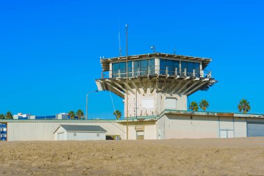 Venice Plajı 'nda Mavi Gökyüzü Altında Cankurtaran Kulesi
