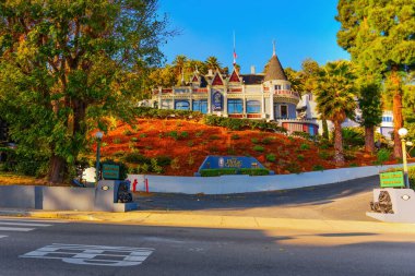 Los Angeles, Kaliforniya - 8 Ocak 2025: Güneşli bir günde Sihirli Kale Girişi Geniş Açı Görüş