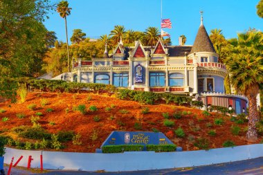 Los Angeles, Kaliforniya - 8 Ocak 2025 Los Angeles Hillside 'dan Sihirli Şato Renkli Manzarası