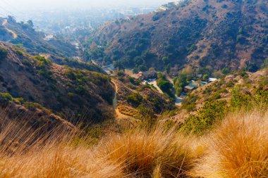 Wildfire Duman Battaniyeleri Los Angeles, Kaliforniya 'daki Runyon Kanyonu manzarası
