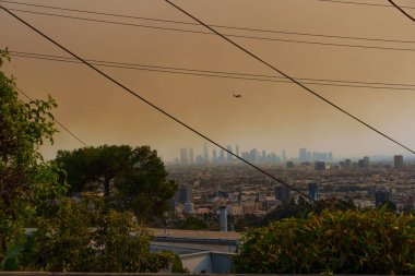Los Angeles, Kaliforniya - 8 Ocak 2025 Los Angeles üzerinde Yangın Helikopteri