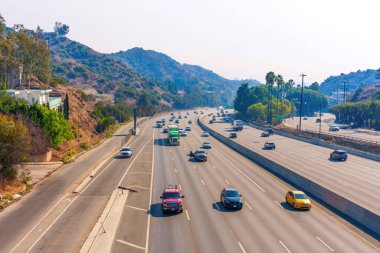 Los Angeles, Kaliforniya - 9 Ocak 2025 Los Angeles Wildfire 'da Smoky Air ile Otoyolda Araçlar