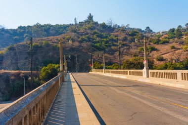 Los Angeles, Kaliforniya - 9 Ocak 2025 Los Angeles 'taki Wildfire Zone' da Yeşil Tepeler ile çevrili terk edilmiş köprü