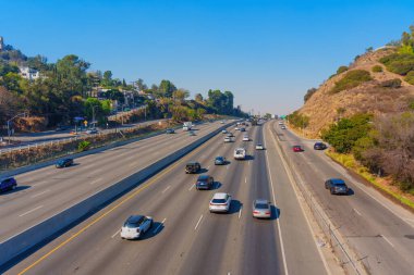 Los Angeles, Kaliforniya - 9 Ocak 2025: Yaban Yangını Uyarısı sırasında Los Angeles Otoyolu 'nda trafik