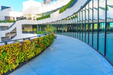 Los Angeles, California - 8 Ocak 2025 FIGat7 AVM 'de Yeşillikle Kavisli Yol