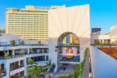 Los Angeles, Kaliforniya - 8 Ocak 2025: LOEWS Hotel ve FIGat7 Alışveriş Merkezi