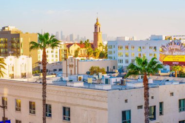 Los Angeles, California - 8 Ocak 2025 Hollywood Balmumu Müzesi ve City Skyline Panoramik Manzarası