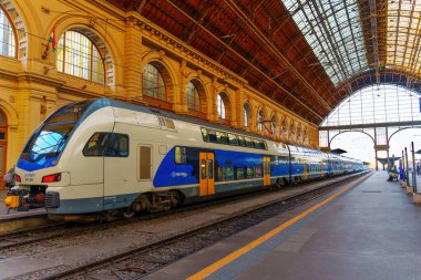 Budapeşte, Macaristan - 24 Kasım 2024: Arka planda Mavi Trenli Doğu Tren İstasyonu Budapeşte