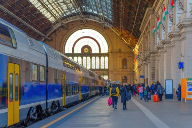 Budapeşte, Macaristan - 24 Kasım 2024: Doğu Tren İstasyonu, Budapeşte Çift Katlı Tren İstasyonu