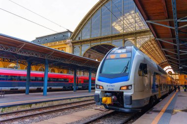 Budapeşte, Macaristan - 24 Kasım 2024: Budapeşte 'deki Doğu Tren İstasyonu' na Modern Tren Geldi