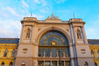 Budapeşte, Macaristan - 24 Kasım 2024: Budapeşte 'nin Günbatımındaki Doğu Tren İstasyonu Düşük Açı Görünümü