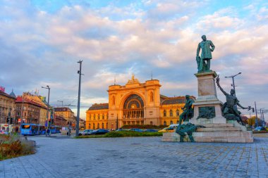 Budapeşte, Macaristan - 24 Kasım 2024: Budapeşte 'deki Doğu Tren İstasyonu' nun önündeki Gbor Baross Heykeli