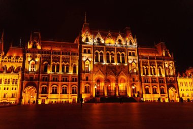 Budapeşte, Macaristan - 24 Kasım 2024: Aydınlanmış Macar Parlamento Binası Gece Dramatik Görünümü