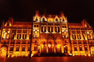 Budapeşte, Macaristan - 24 Kasım 2024: Gece Macar Parlamento Binası Aydınlandı