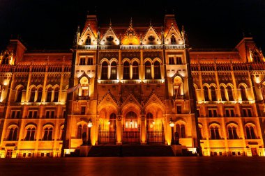 Budapeşte, Macaristan - 24 Kasım 2024: Macaristan Parlamento Binası Gece, Budapeşte