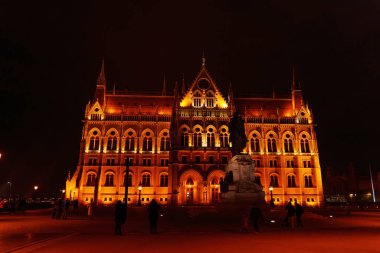 Budapeşte, Macaristan - 24 Kasım 2024: Macaristan Parlamento Binası Dramatik Gece Manzarası, Budapeşte