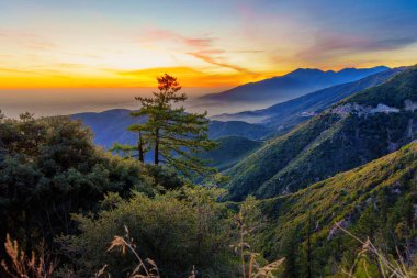 Rimforest 'daki San Bernardino Dağları' nda Şaşılacak Gün Batımı