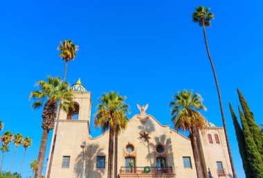 Riverside, California - 30 Aralık 2024: Riverside Belediye Salonu Palm Trees ile çevrili