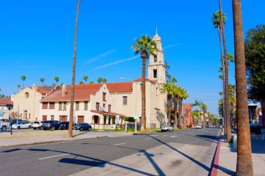 Riverside, California - 30 Aralık 2024: Palm Trees 'in ortasındaki Birinci Cemaat Kilise Kulesi